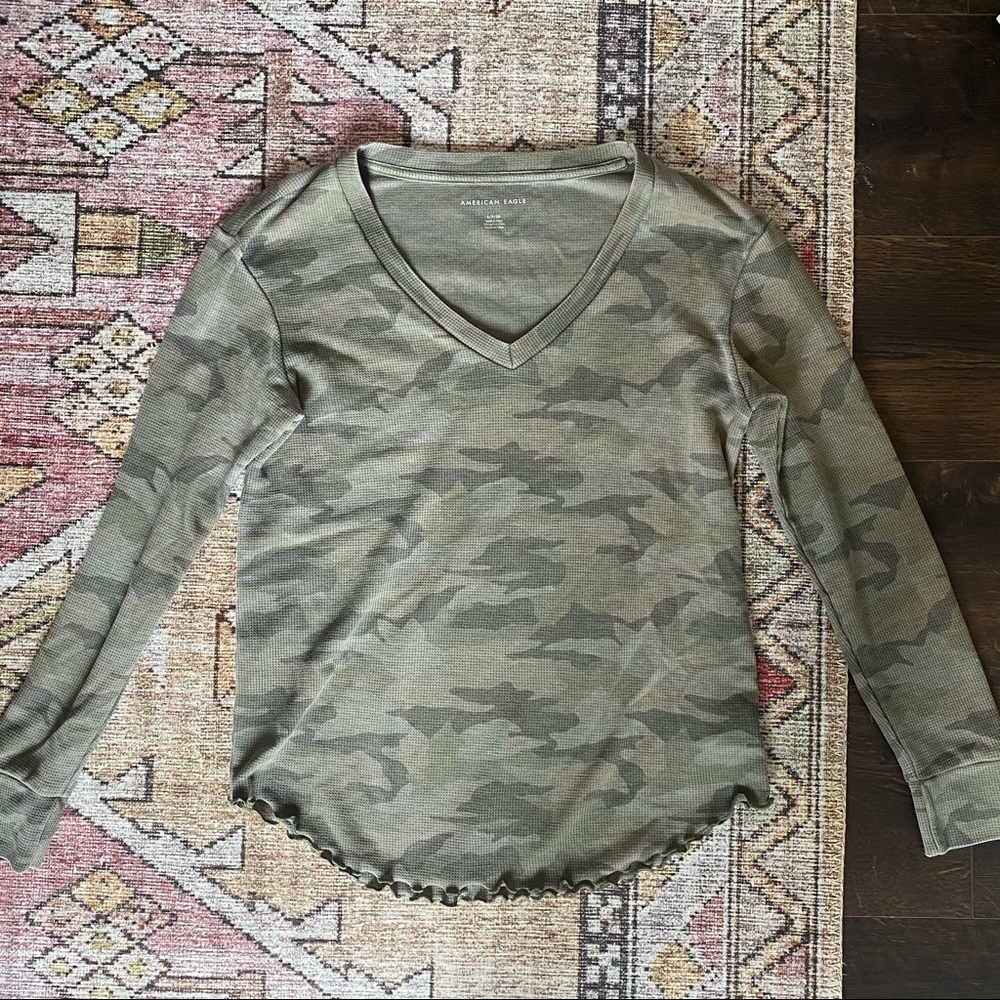 American Eagle camo v neck t